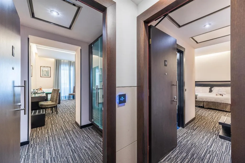 FAMILY ROOM THREE BEDS Room, Best Western Plus Hotel Universo, Rome
