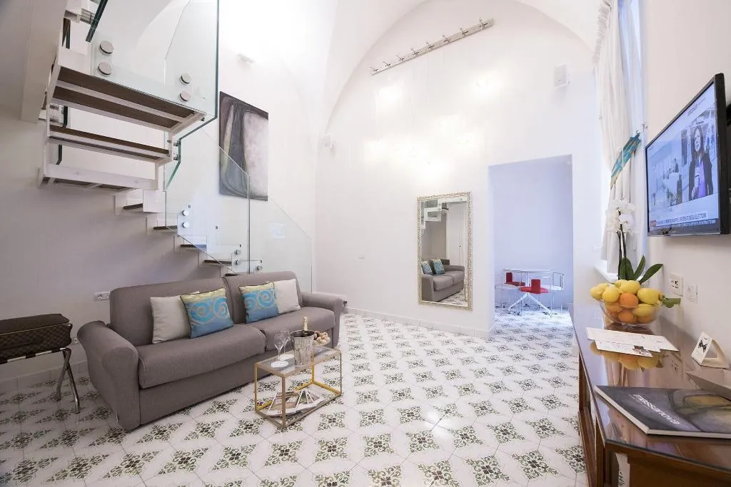 Room, Diecisedici, Naples