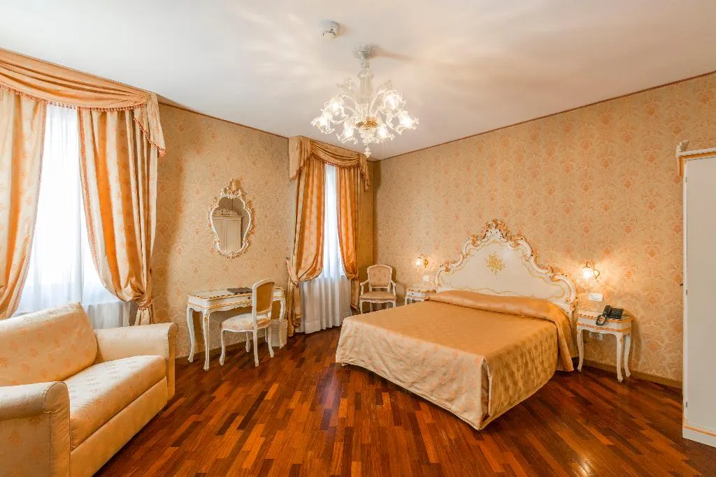 JUNIOR SUITE CANAL VIEW Room, Palazzo Guardi, Venice
