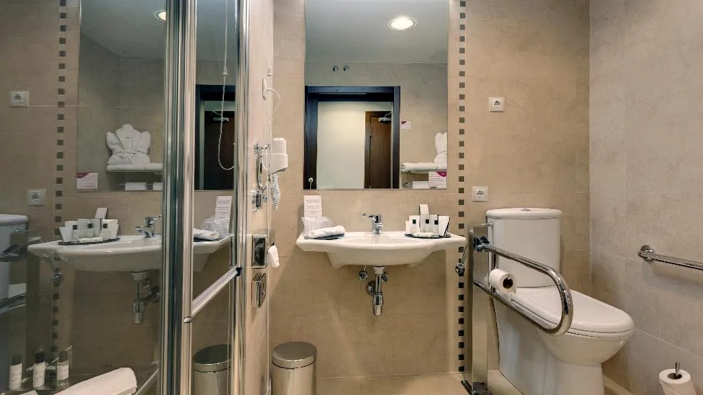 DOUBLE Accessible KING SIZE BED Room, Crowne Plaza Madrid Airport, Madrid