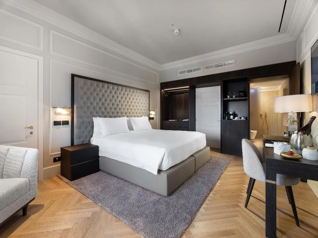 JUNIOR SUITE WITH VIEWS Room, The Glamore Milano Duomo, Milan
