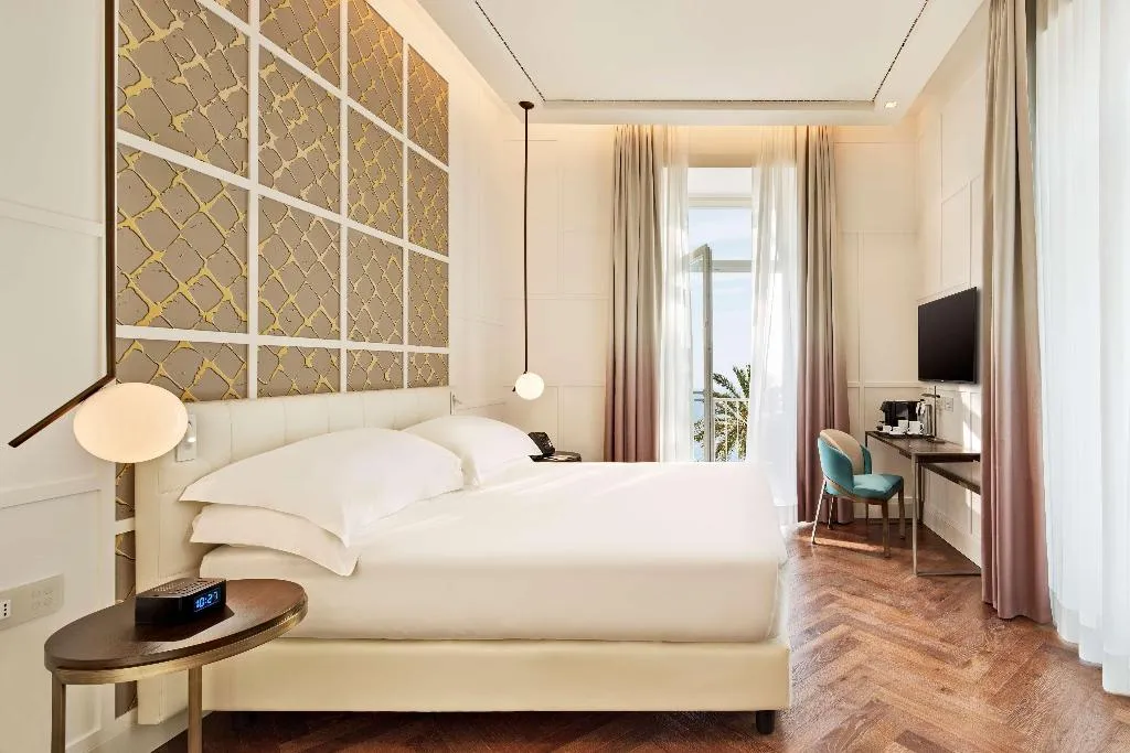 Room, de Bonart Naples-Curio Collection by Hilton, Naples