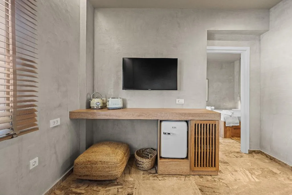 SUITE POOL VIEW ONE BEDROOM Room, Nikos Apartments, Crete