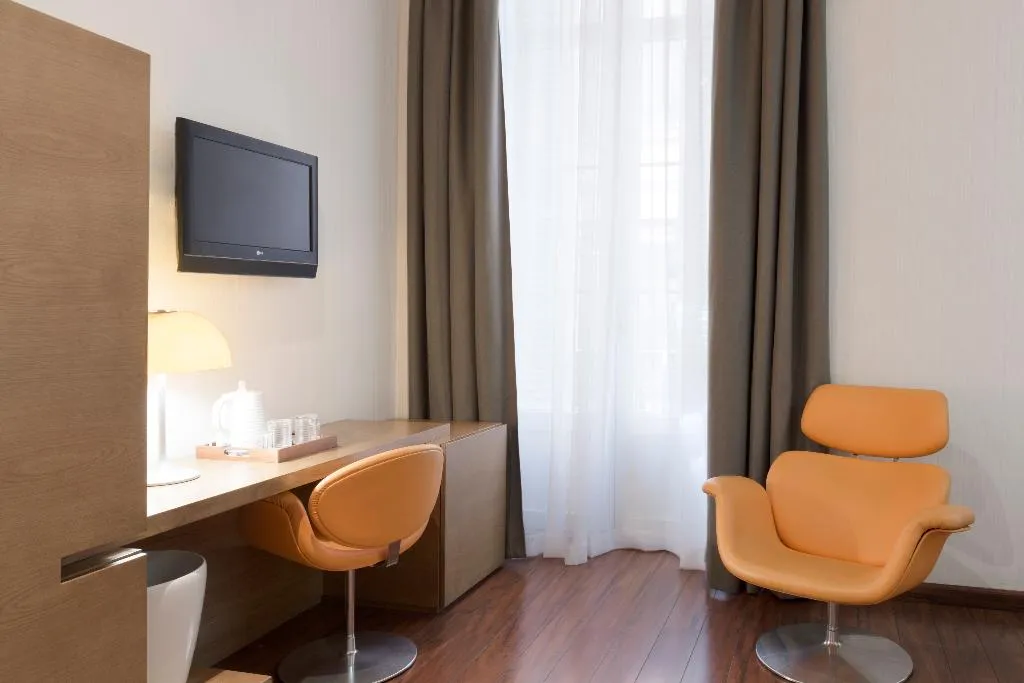 Room CAPACITY 5 Room, Petit Palace Plaza Malaga, Costa Del Sol
