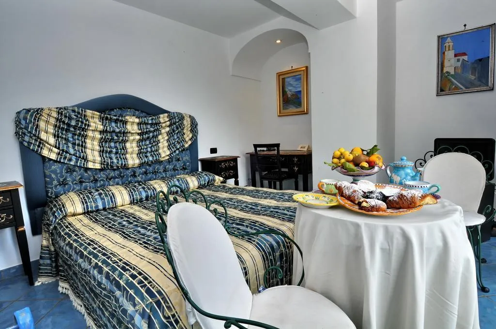 Room, La Conca Azzurra, Naples