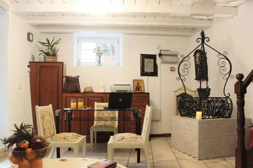 Lobby, Bozzali, Crete