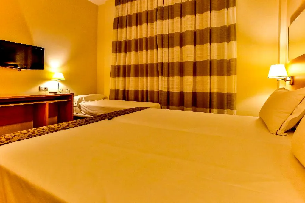Double or Twin CAPACITY 3 Room, Desitges, Barcelona