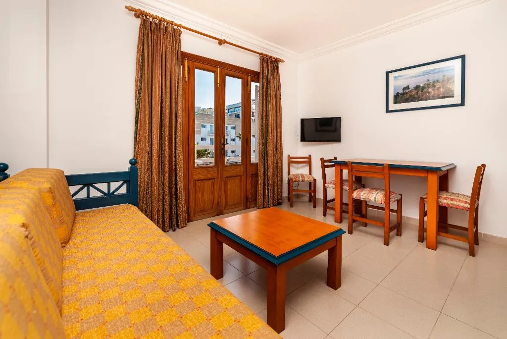 APARTMENT CAPACITY 4 ONE BEDROOM Room, Charlys, Majorca