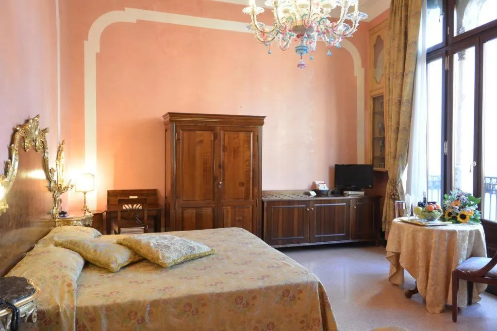 Double or Twin DELUXE CANAL VIEW Room, San Moise, Venice