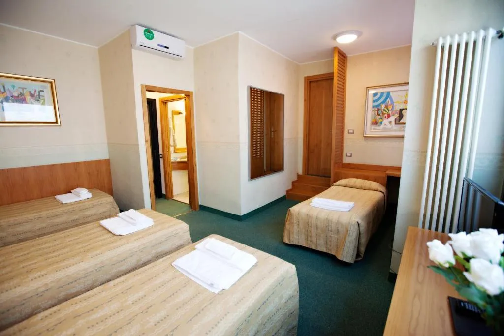 QUADRUPLE STANDARD Room, Hotel Dei Fiori, Milan