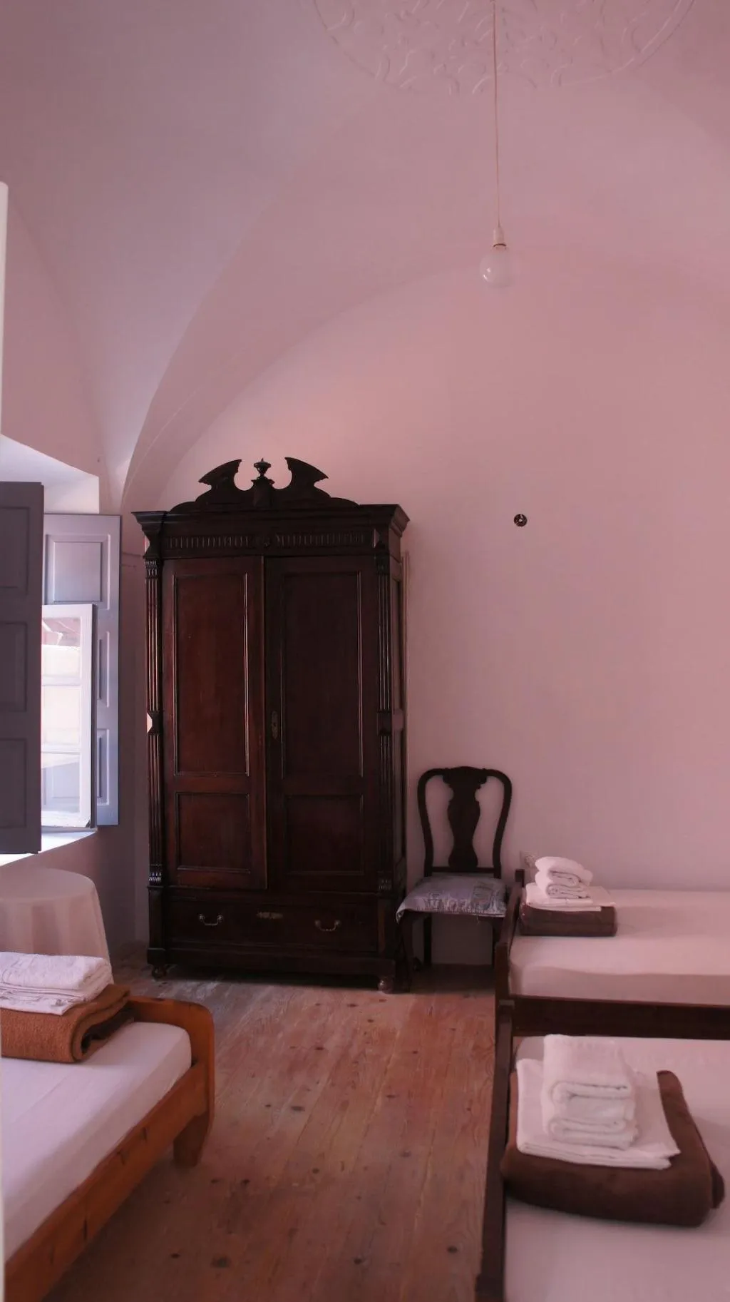 Room, Marcos Rooms, Santorini