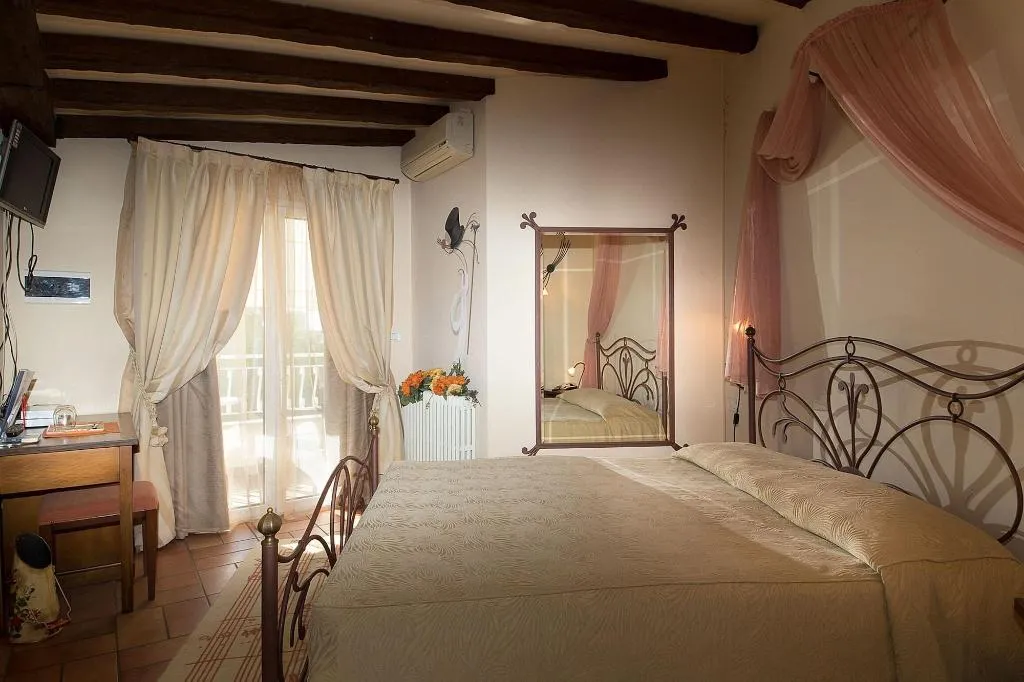 Room, Serenella, Milan