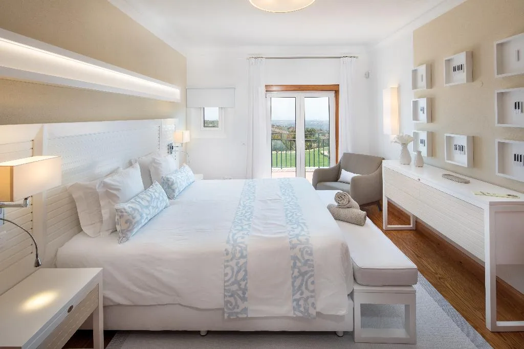 VILLA SEVEN BEDROOMS WITH PRIVATE POOL Room, Shantivillas, Algarve