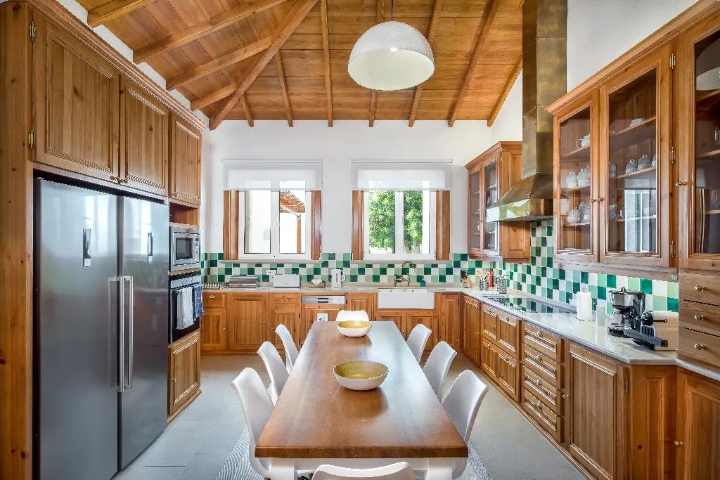 VILLA SEVEN BEDROOMS WITH PRIVATE POOL Room, Shantivillas, Algarve