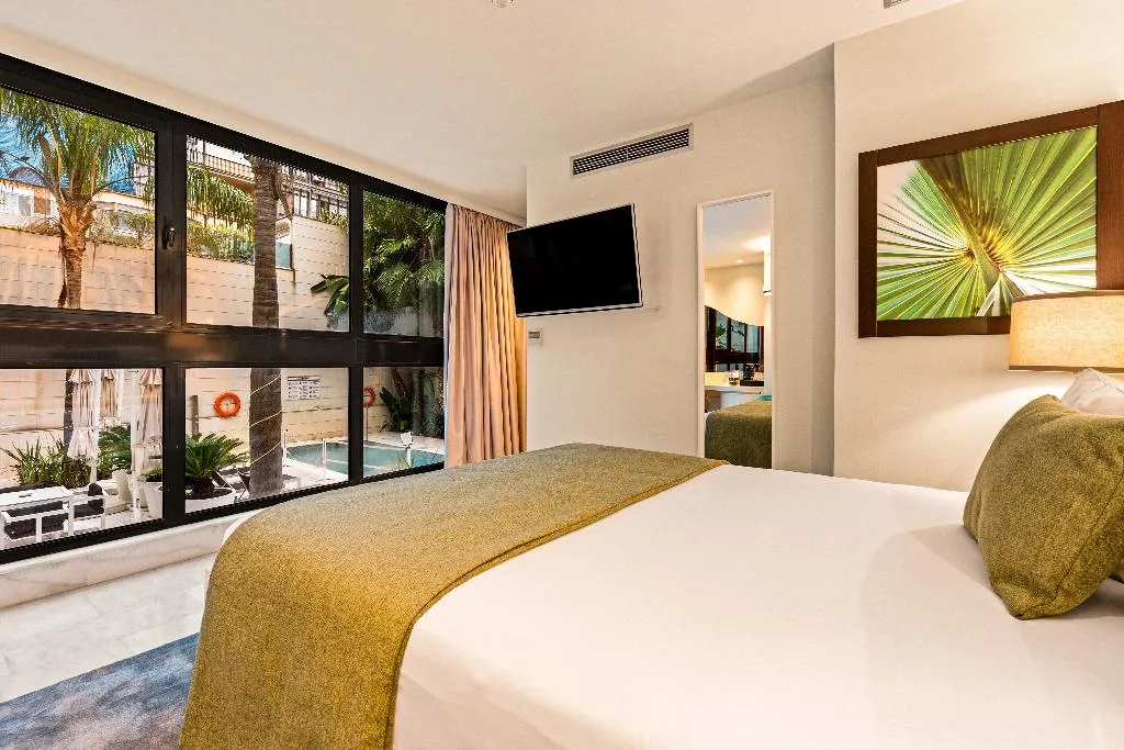 DOUBLE POOL VIEW Room, Hotel Indigo Barcelona Plaza Catalunya, Barcelona