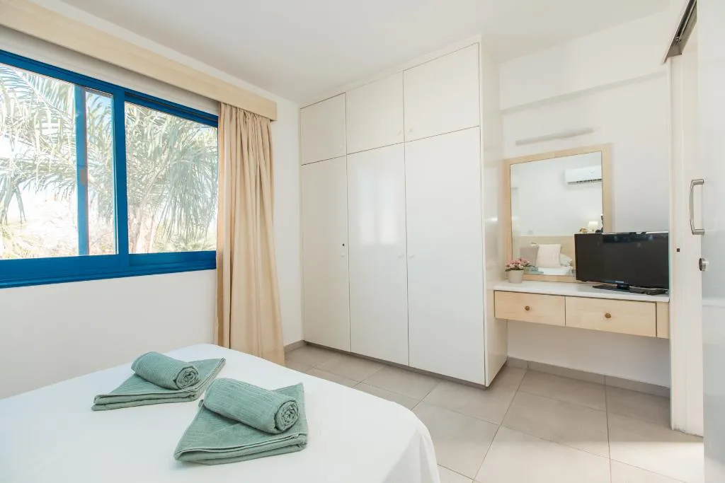 VILLA TWO BEDROOMS Room, Flouressia Gardens, Cyprus