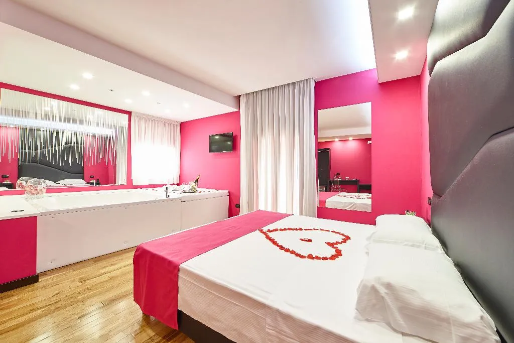 SUITE DELUXE WITH JACUZZI Room, Style Caserta, Naples