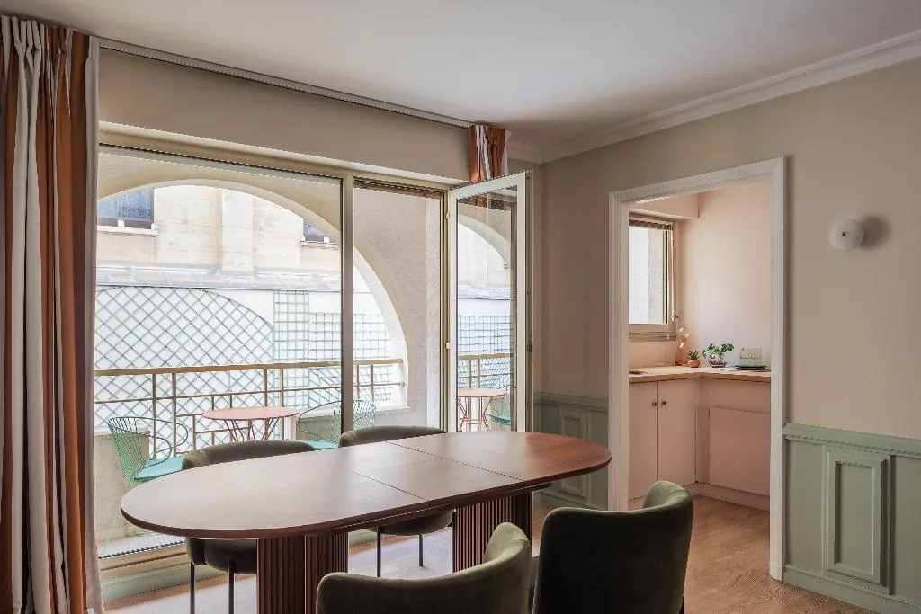 APARTMENT SUPERIOR CAPACITY 4 Room, Royal Garden Champs-Elysees, Paris