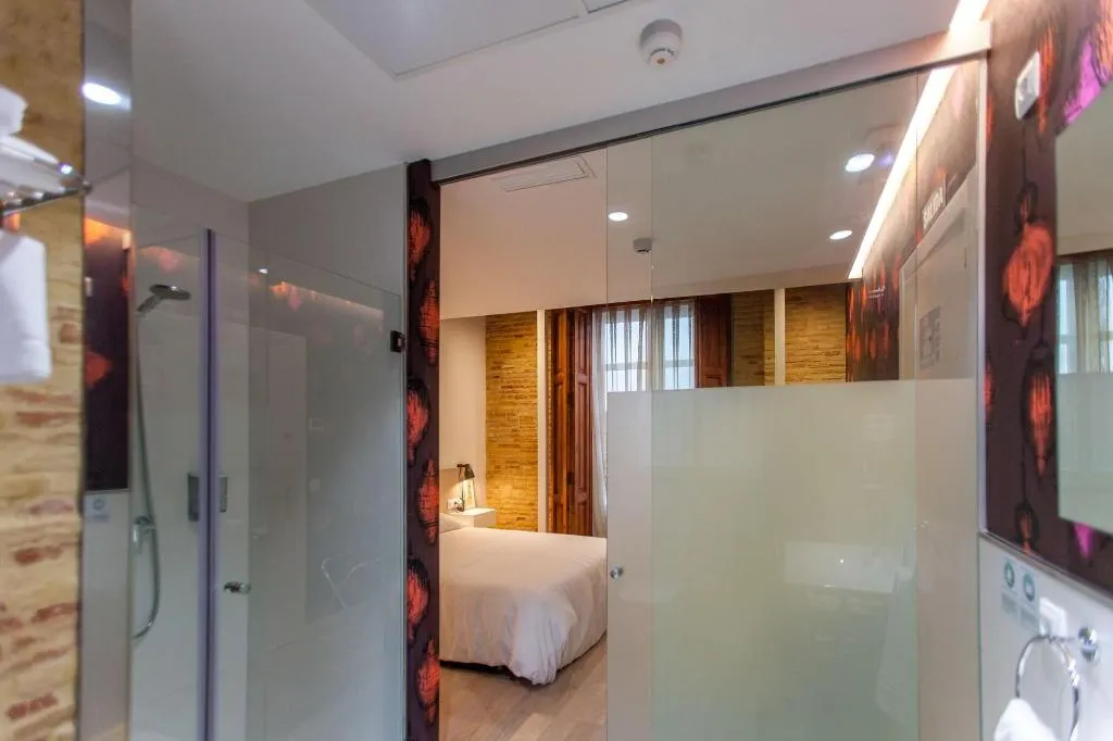 Room, Host & Home, Valencia