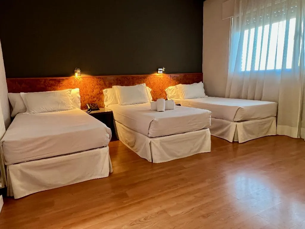 TRIPLE THREE BEDS Room, AP Hotel & Parking Madrid Aeropuerto, Madrid