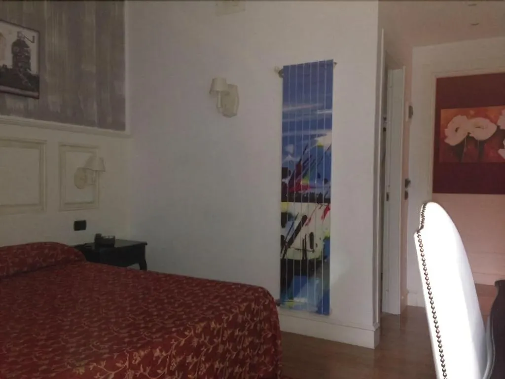 Room, Hotel Mediterraneo, Naples
