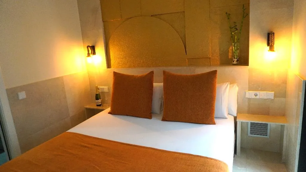APARTMENT CAPACITY 5 THREE BEDROOM Room, Cosmo Apartments Rambla de Catalunya, Barcelona