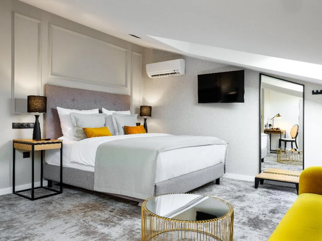 DOUBLE STANDARD Room, Wawel Queen, Krakow