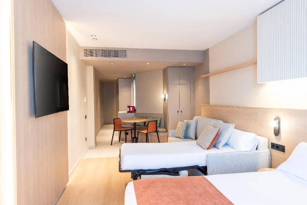 QUADRUPLE SUPERIOR Room, Aparthotel Atenea Calabria, Barcelona
