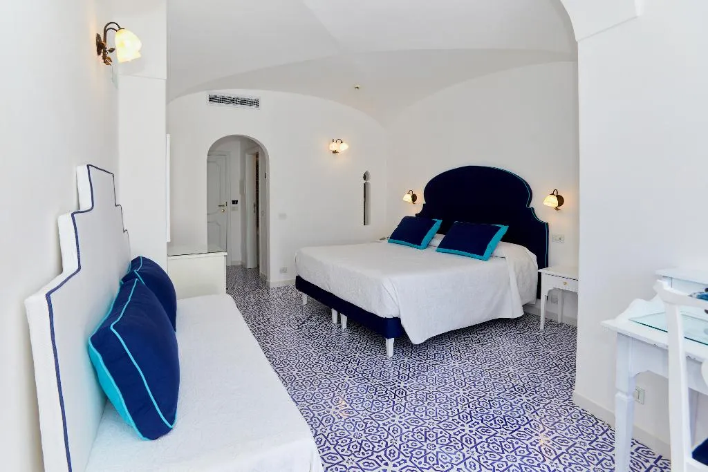 TRIPLE DELUXE SEA VIEW Room, Hotel Conca D'Oro, Naples