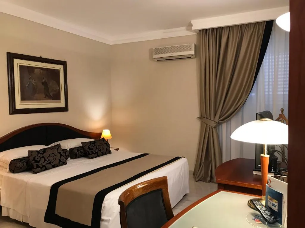 TRIPLE DELUXE Room, Massimo Plaza, Palermo
