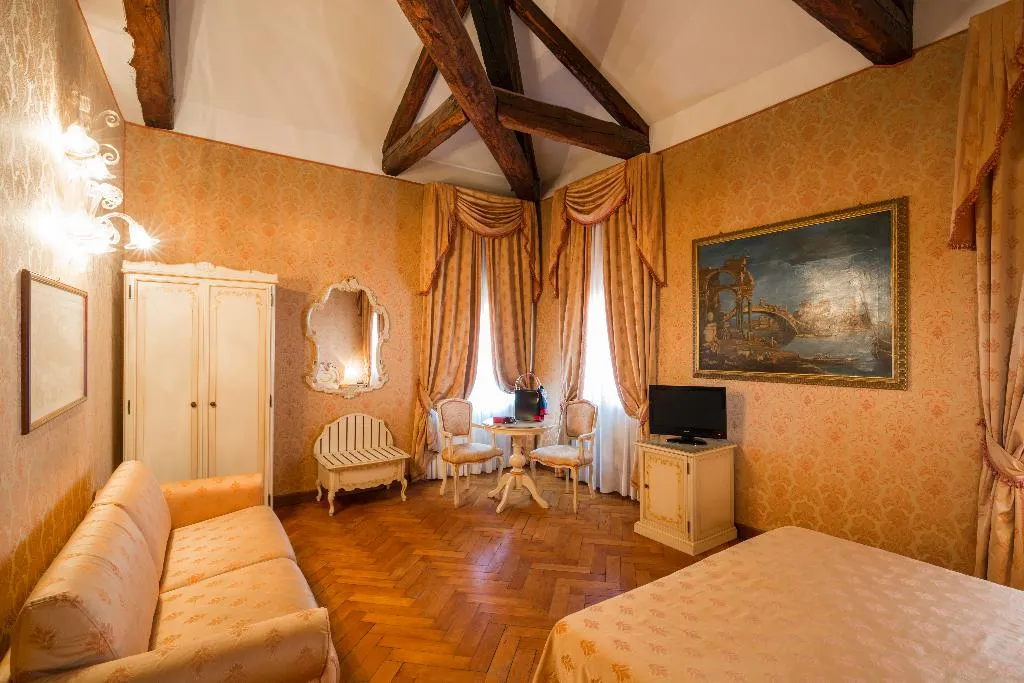JUNIOR SUITE CANAL VIEW Room, Palazzo Guardi, Venice