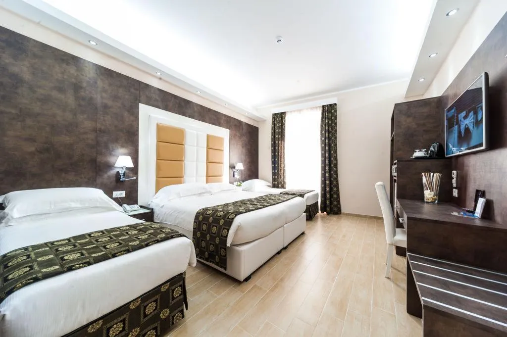 QUADRUPLE DELUXE Room, Relais Trevi 95 Boutique Hotel, Rome