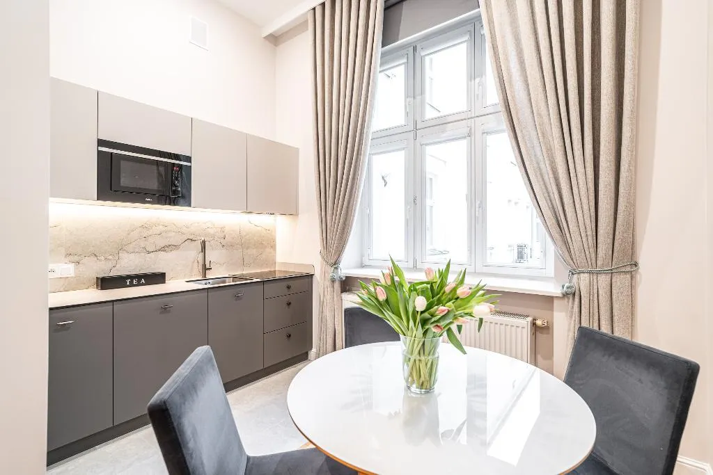 STUDIO SUPERIOR CITY VIEW Room, Venetian House Market Square Aparthotel, Krakow