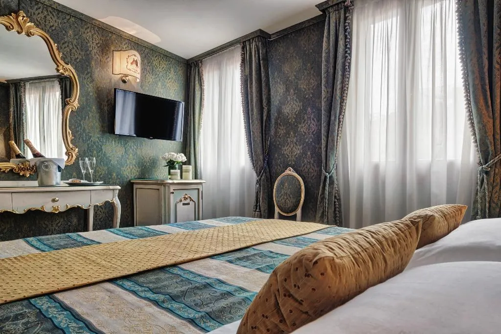 DOUBLE CANAL VIEW Room, Antica Locanda Al Gambero, Venice