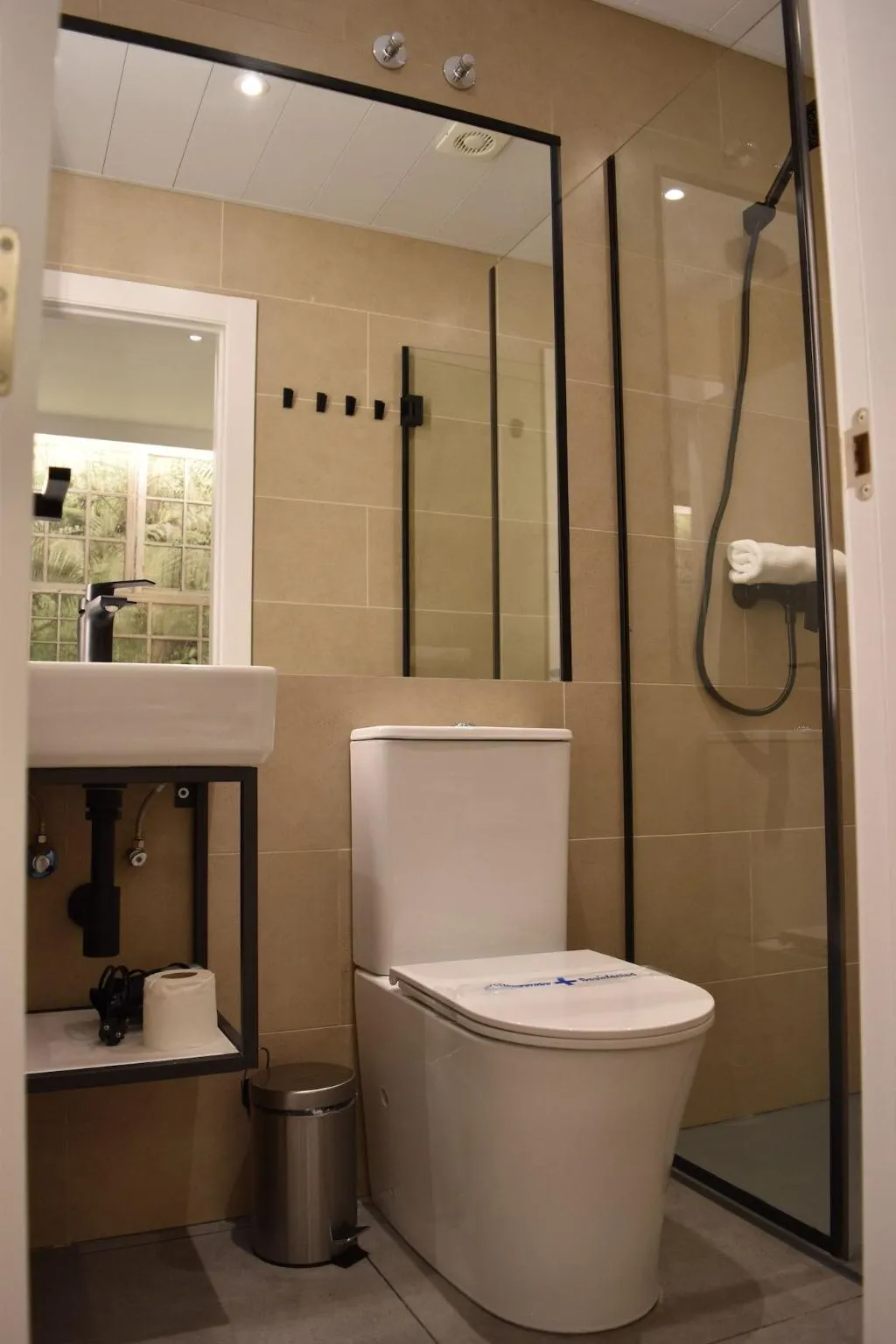QUADRUPLE ECONOMY Room, Casp Green House, Barcelona