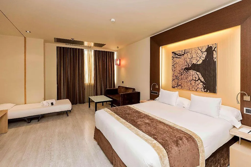TRIPLE STANDARD Room, Melia Avenida America, Madrid