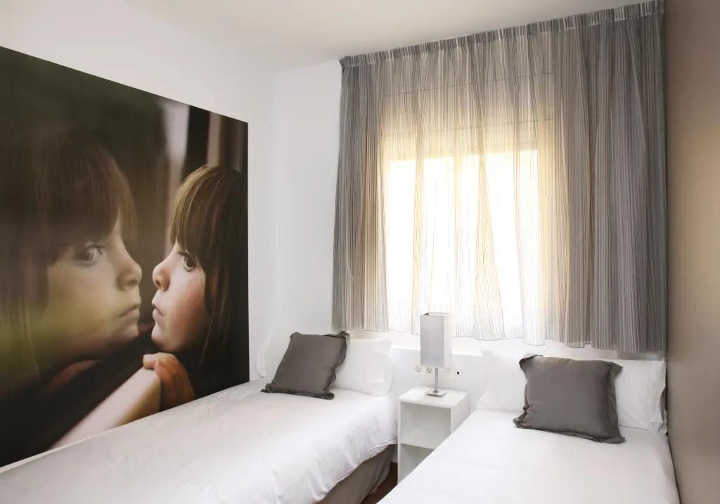 APARTMENT CAPACITY 6 TWO BEDROOMS Room, MH Apartments Suites, Barcelona