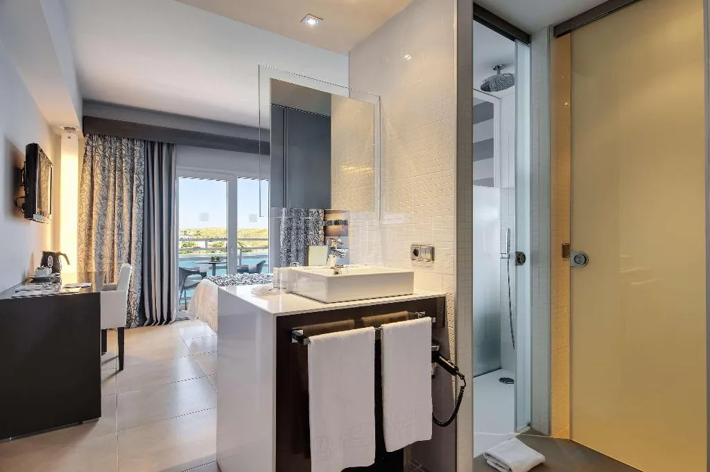 DOUBLE SINGLE USE SUPERIOR OCEAN VIEW Room, Barceló Hamilton Menorca -Adults Only, Menorca
