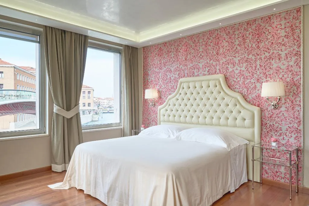Double or Twin DELUXE CANAL VIEW Room, Santa Chiara, Venice