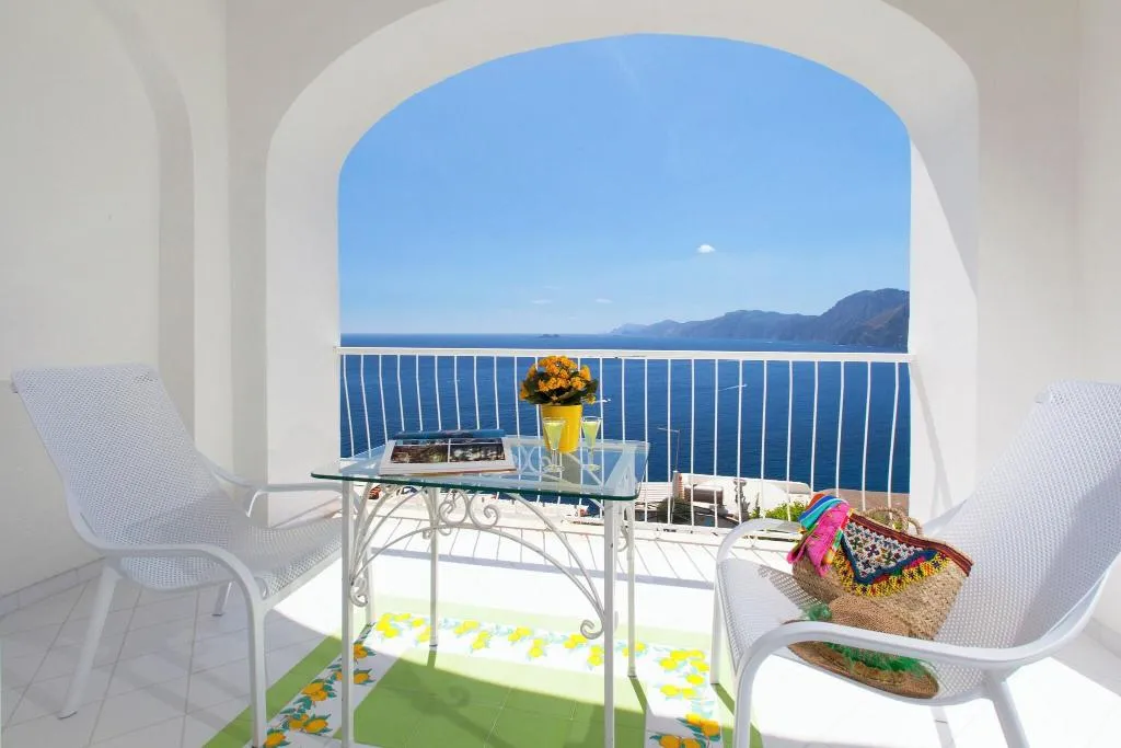 Room, Smeraldo, Naples