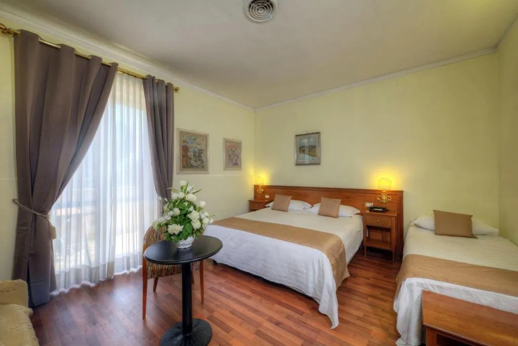 Room, Hotel Vittoria, Naples