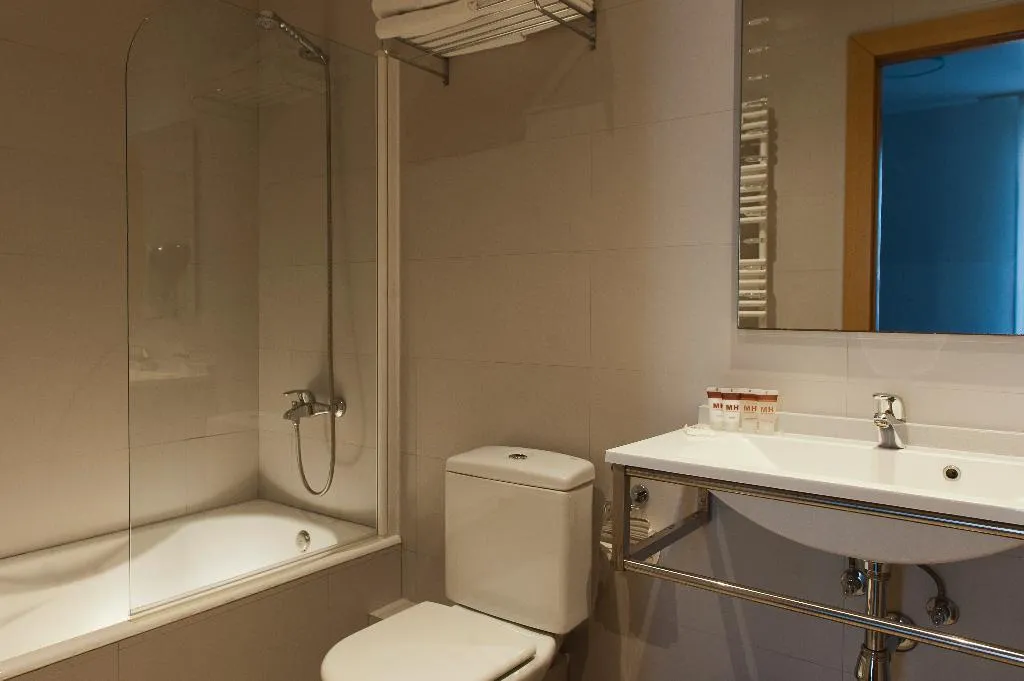 APARTMENT CAPACITY 2 TWO BEDROOMS Room, MH Apartments S. Familia, Barcelona