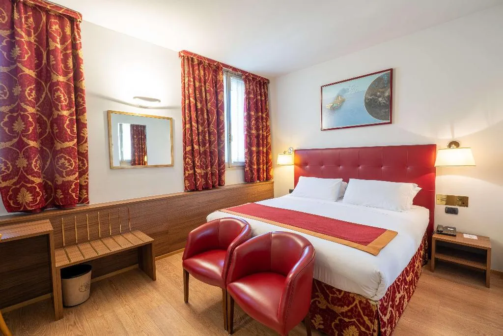 Room, Regina, Milan