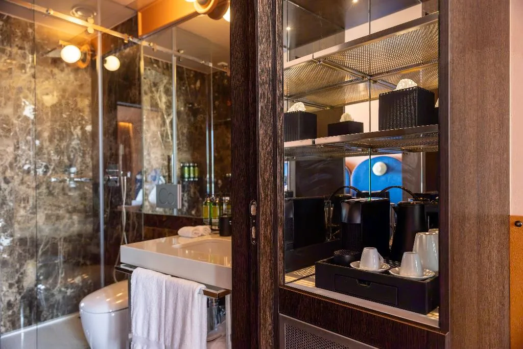 Double or Twin GUEST ROOM QUEEN BED Room, Cenica Porto Hotel, Curio Collection By Hilton, Porto