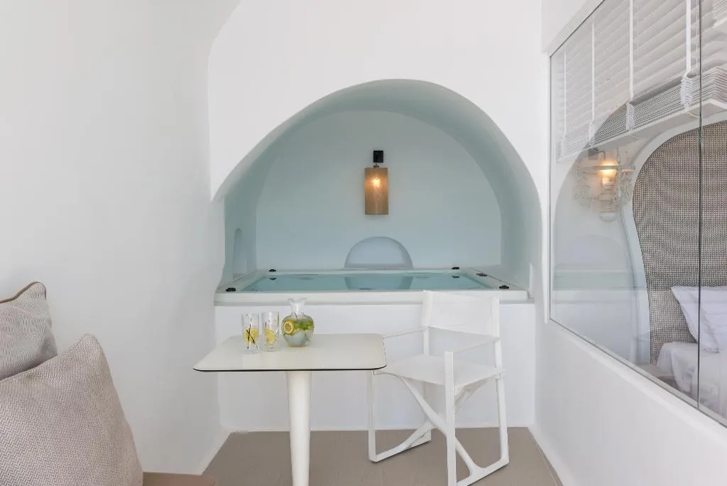 SUITE WITH JACUZZI WITH VIEWS Room, Nefeles Luxury Suites, Santorini
