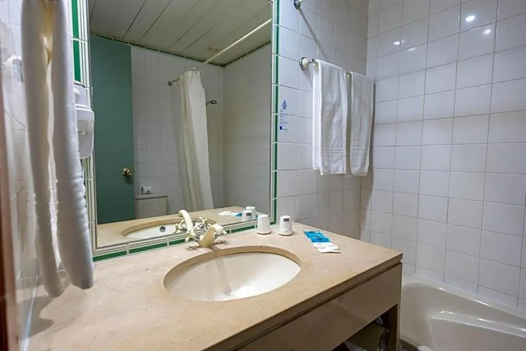 Room, Universal, Porto