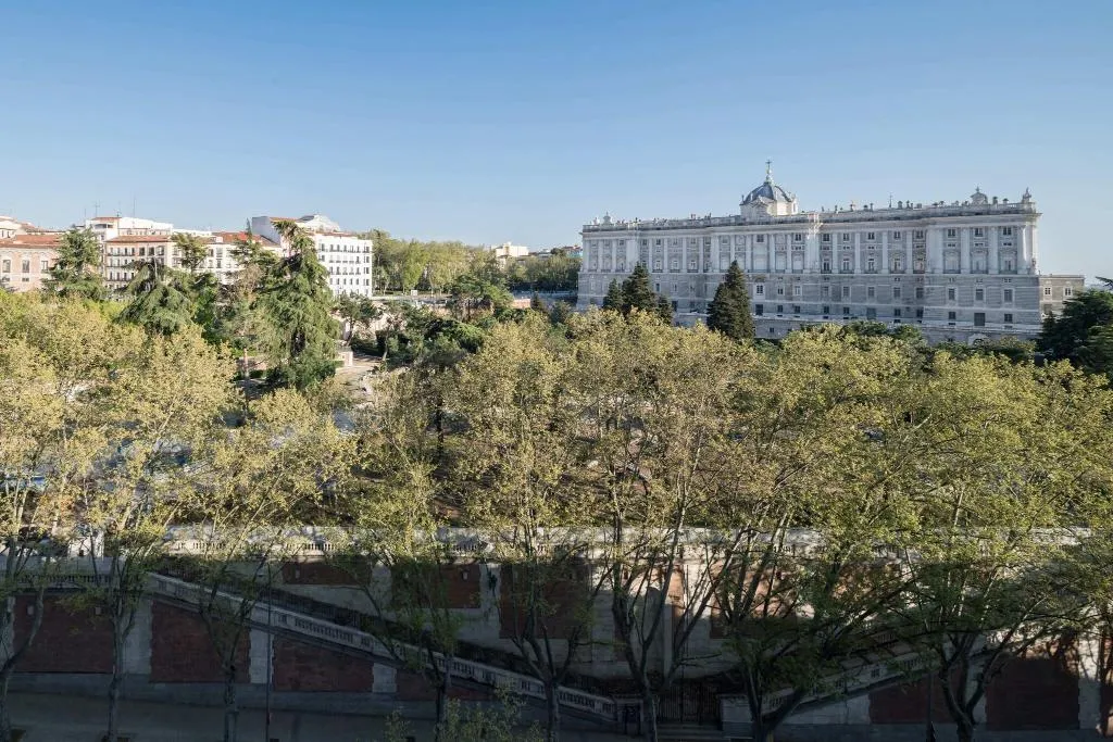SUITE QUEEN SIZE BED Room, Principe Pio, Madrid
