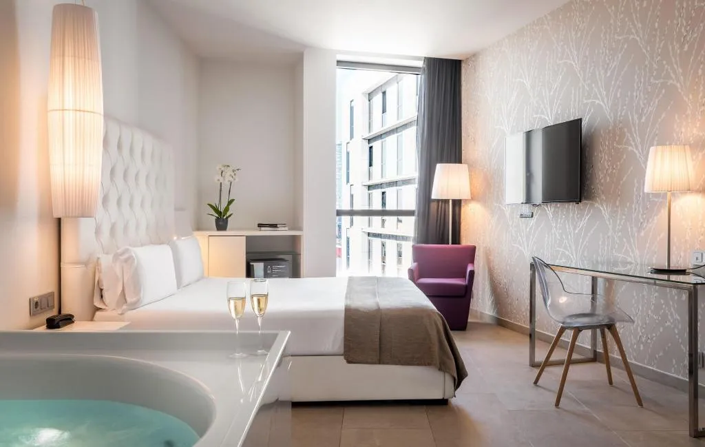 SUITE KING BED WITH JACUZZI Room, SB Plaza Europa, Barcelona