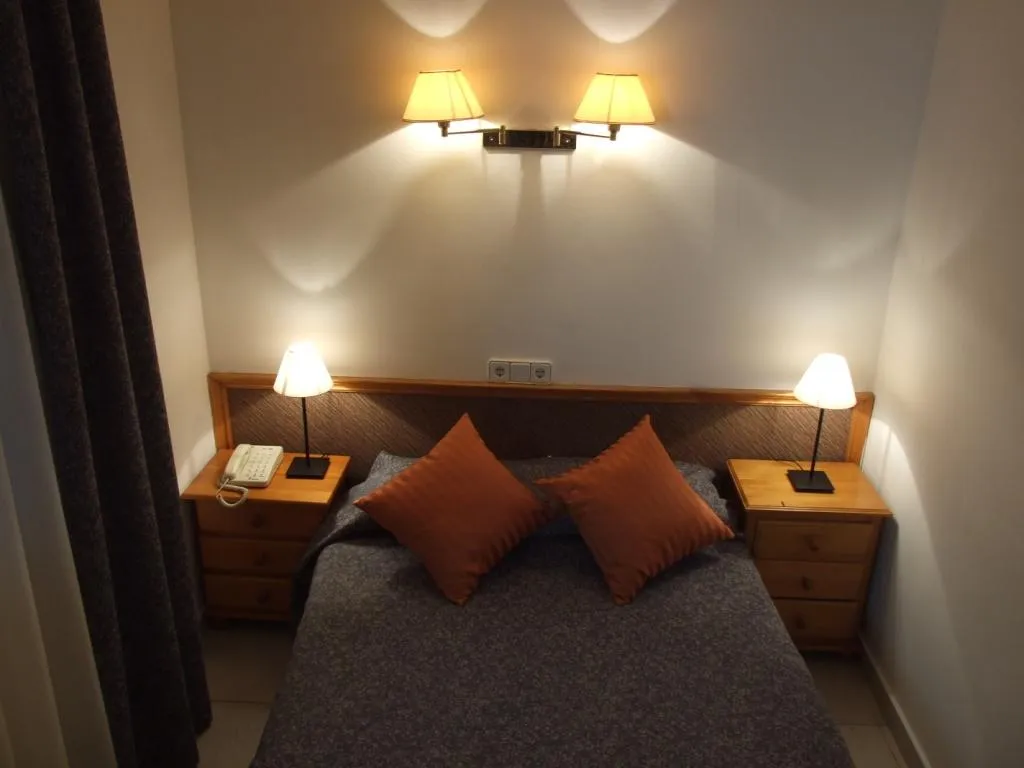 DOUBLE SINGLE USE ONE BED Room, Montserrat, Costa Brava