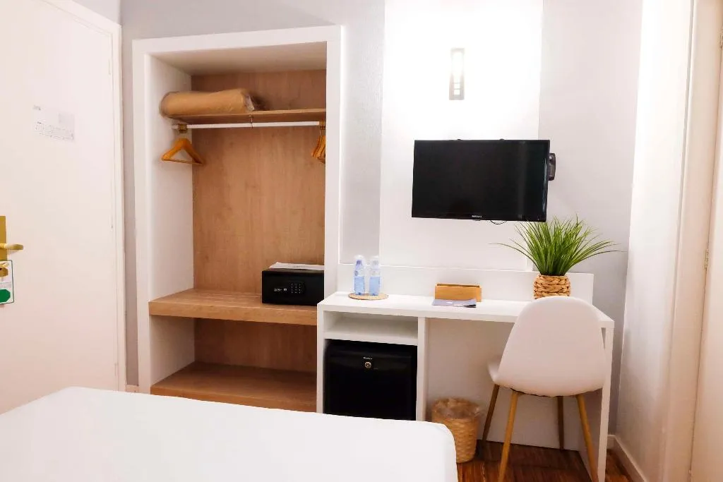Room, Subur, Costa Brava